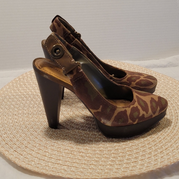 Nine West Shoes - 🌺NWOT~ NINE WEST CAMO SLING BACK HEELS.  SIZE: 5M